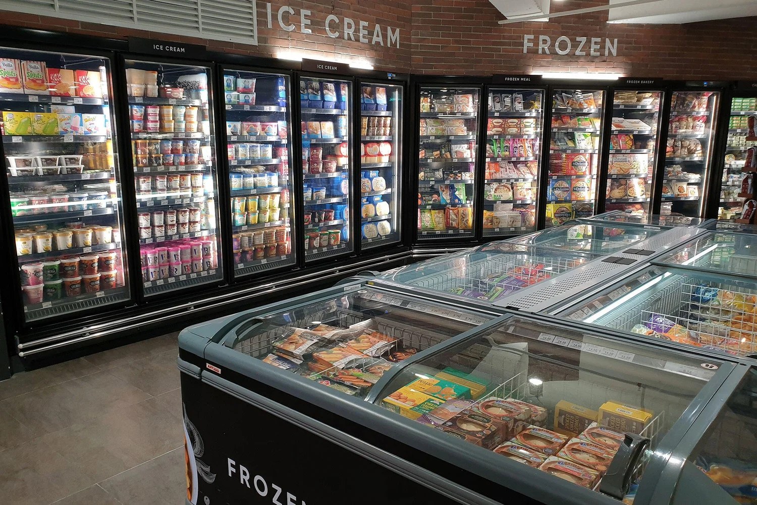 A supermarket frozen and refrigerated food aisle kept cold by 7K Mechanical